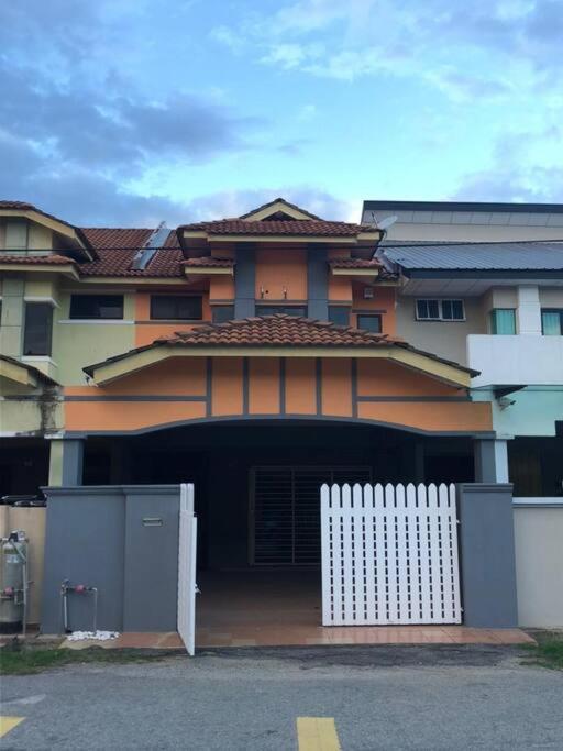 T House Nearby Kuantan East Coast Shopping Mall Villa Exterior photo